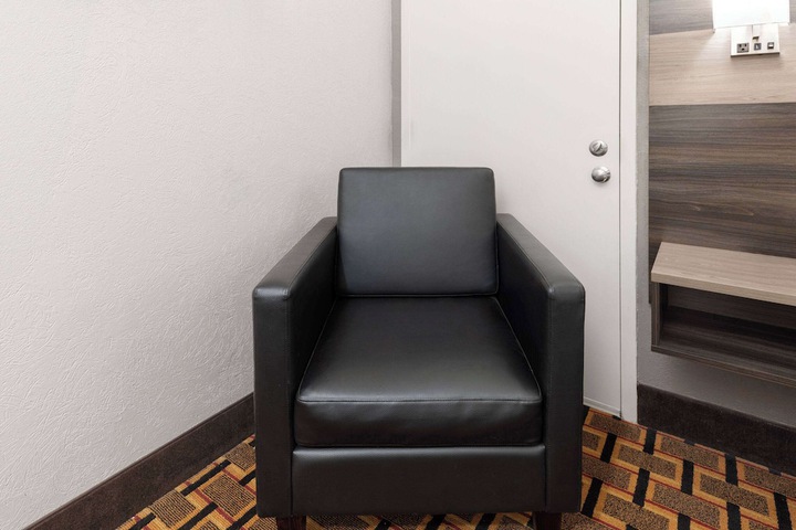 Room 33 of 40