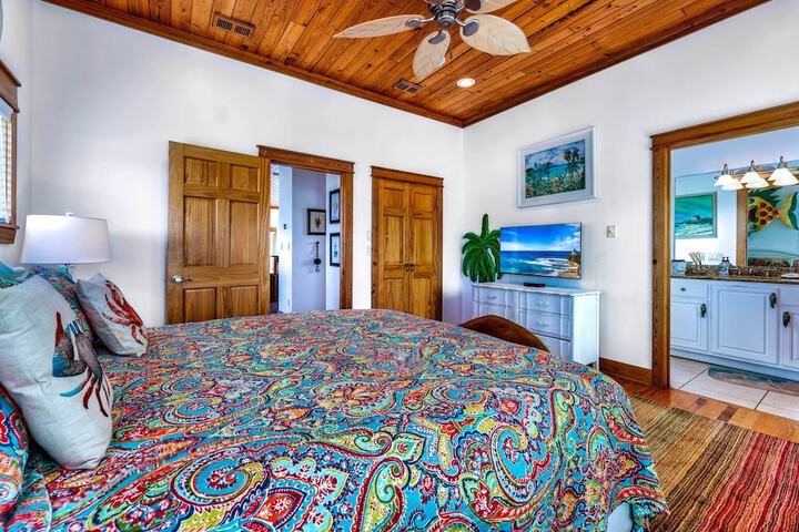 Riverfront Carrabelle Home w / Furnished Patio!