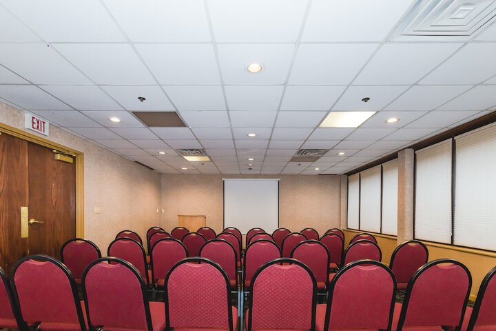 Ramada Hotel & Conference Center by Wyndham Plymouth