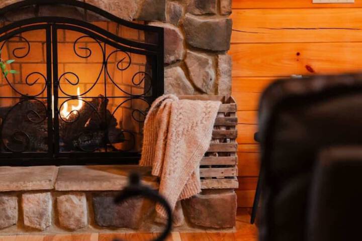 Sleeps 16! Luxury Cabin With Game Room & Hot Tub