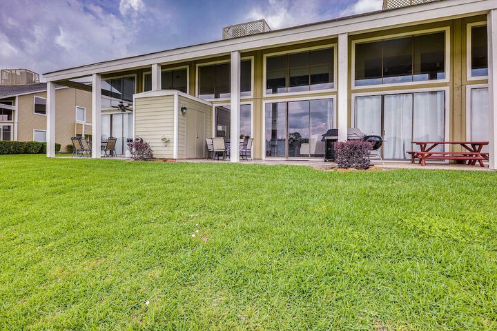 Beautiful Waterfront Condo on Lake Conroe w / Dock