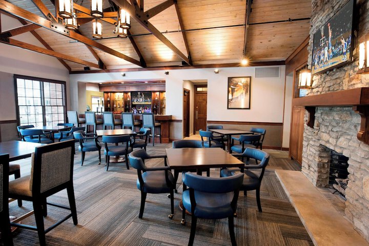 Lounge 128 of 161