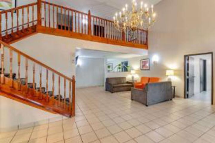 Super 8 Red Oak