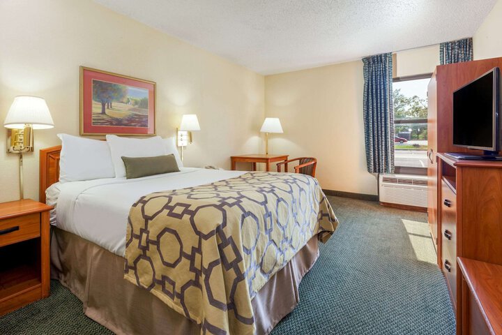 Room 8 of 16