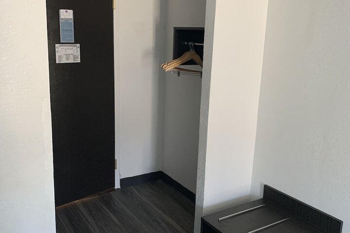 Room 16 of 34
