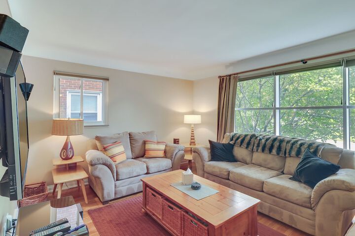 Royal Oak Home: 13 Mi to Downtown Detroit