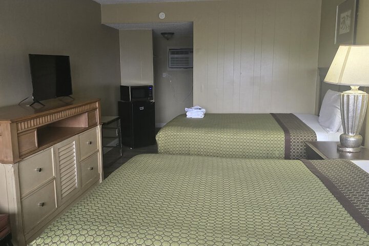 Room 6 of 14