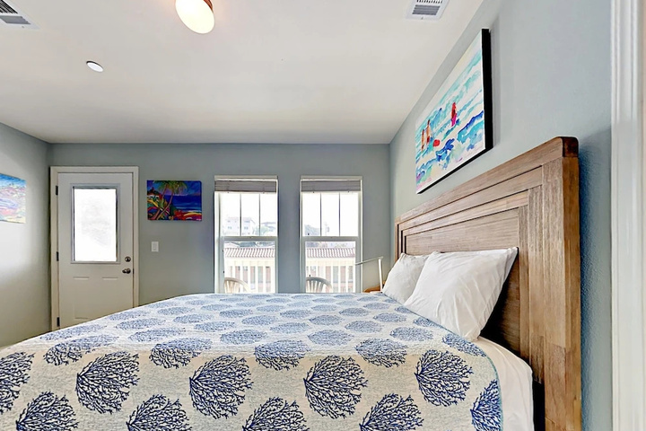 Charming 2br 300 Yards To Beach! 2 Bedroom Home