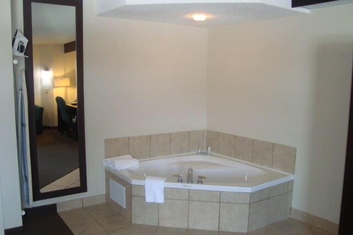 Hot Tub 34 of 36