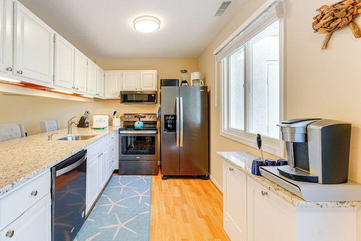 Walk to Bethany Beach Boardwalk: Coastal Retreat