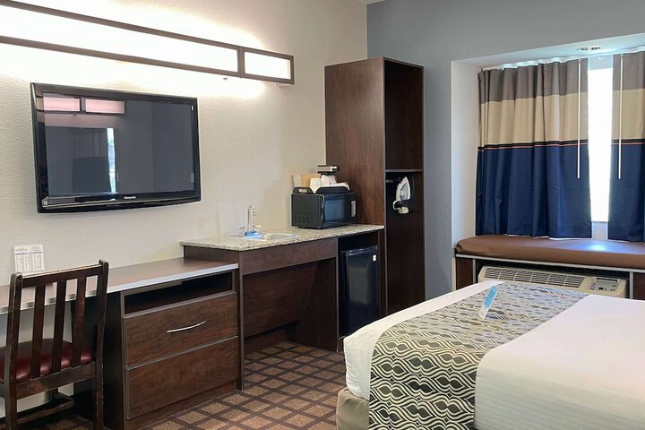 Room 10 of 32