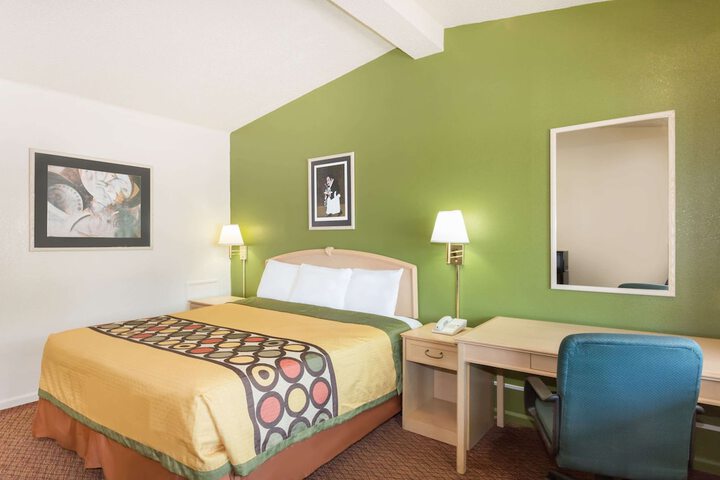 Room 13 of 19