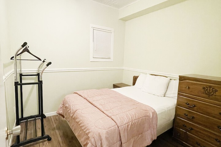 Room 8 of 33