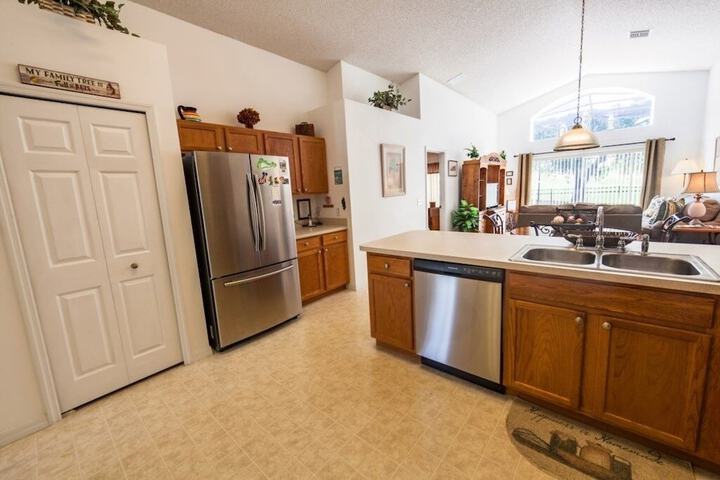 Gated Country Club Private Pool ! 4 Bedroom Home by RedAwning