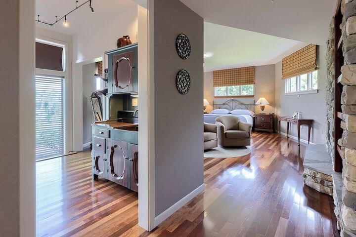 Twin Pine Manor Bed & Breakfast