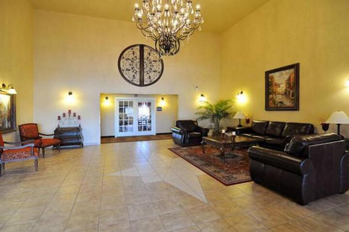 Econo Lodge Inn & Suites