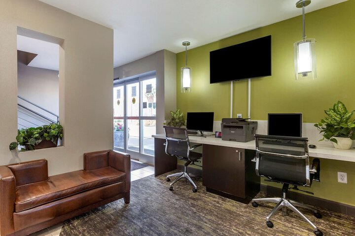 Business Center 40 of 41