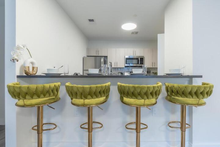 Opulence in Olive with Free Parking plus EV Plug 2 BR 2 baths Suite, 5 beds and Sleeps 8