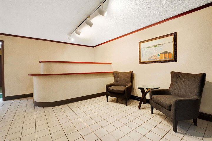 Super 8 by Wyndham Kenmore / Buffalo/Niagara Falls Area