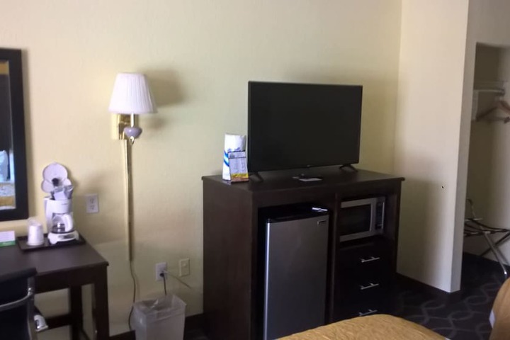 Days Inn & Suites by Wyndham Port Richey