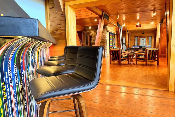Lounge 62 of 84