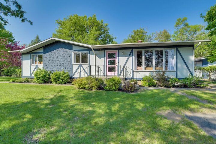 Home Rental on Detroit Lake: Dock Game Room!