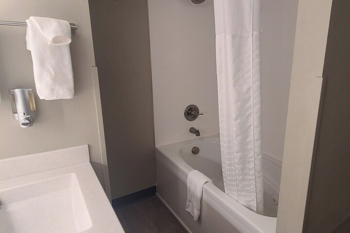 Boarders Inn & Suites by Cobblestone Hotels - Lamar