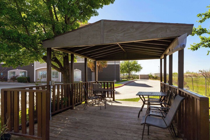 La Quinta Inn & Suites by Wyndham Deer Park