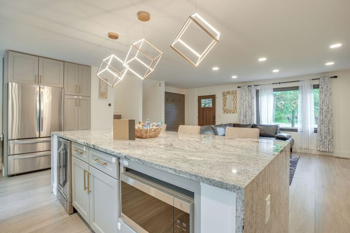 Spacious Riverfront Delaware Home w / Views