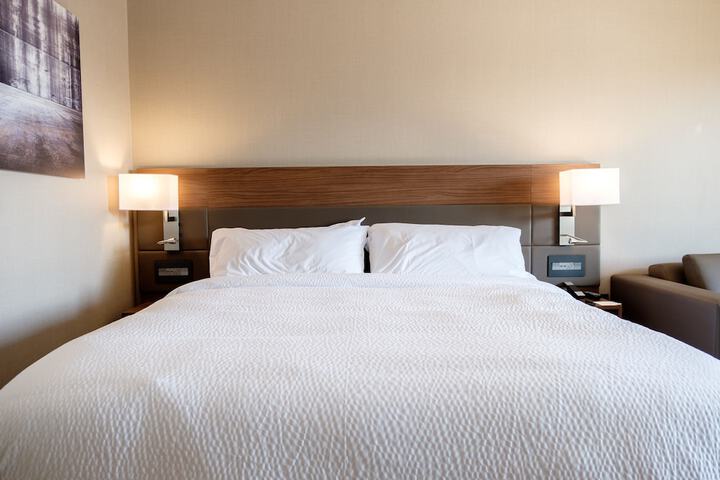 AC Hotel by Marriott Cincinnati at the Banks