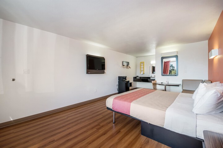 Room 14 of 33