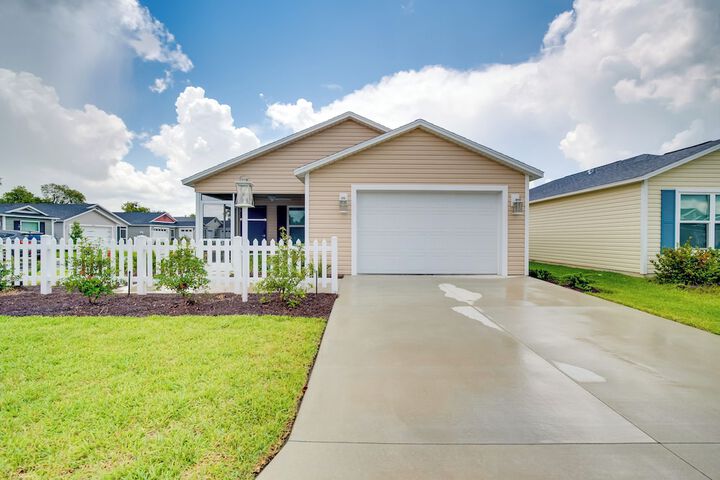 Sun-soaked Retreat in The Villages w / Grill!