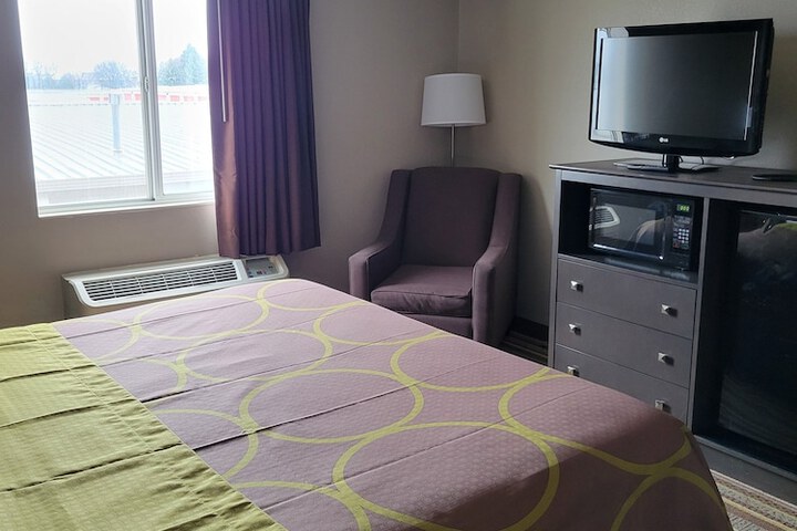 Super 8 by Wyndham Aurora / Naperville Area