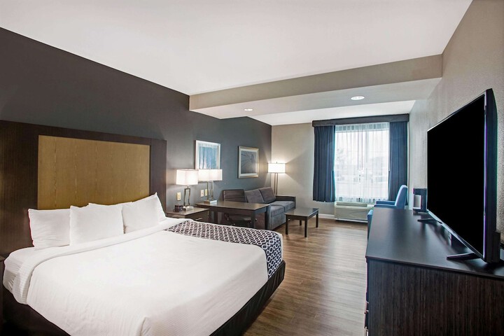 La Quinta Inn & Suites by Wyndham Victoria - South