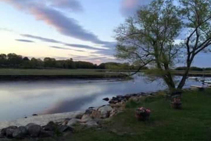 Sheas Riverside Inn & Motel