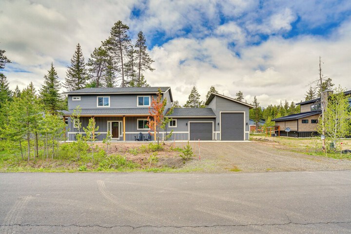 Spacious Donnelly Family Home w / Private Hot Tub!