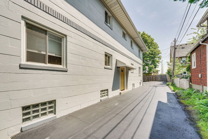 Top-floor Wyandotte Apt Near Detroit Riverfront!