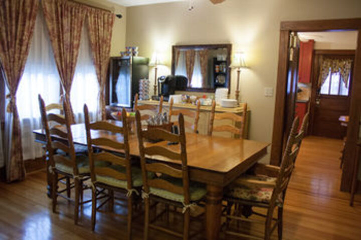 DeBourge Guesthouse
