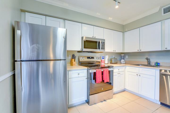 Sunlit Longboat Key Escape w / Private Resort Beach