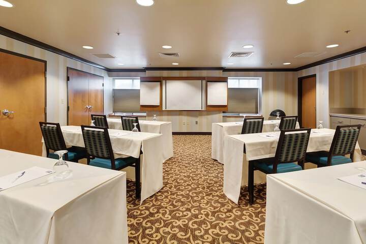 Holiday Inn Express Hotel & Suites Warwick-Providence (Arpt) by IHG