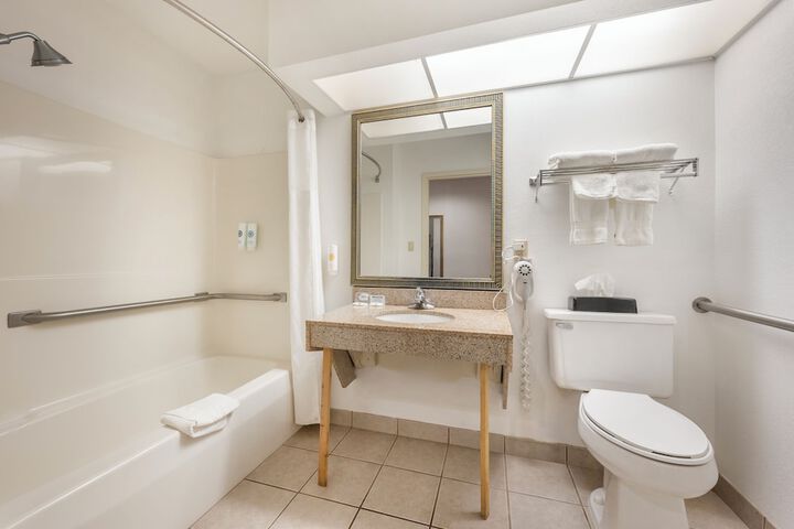 Quality Inn & Suites Near Amish Country
