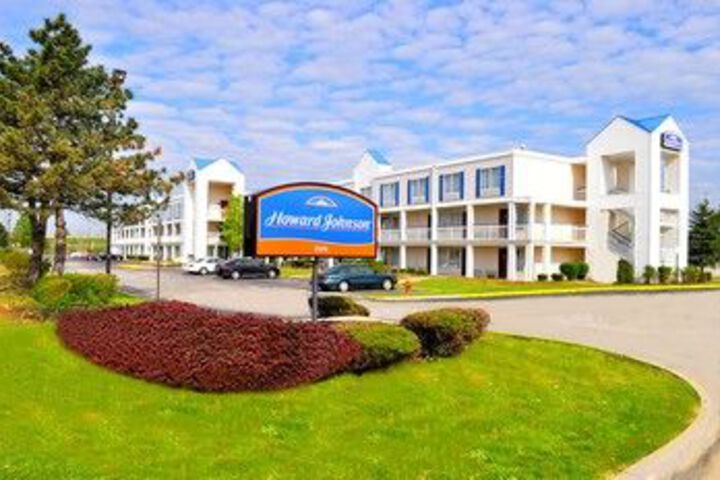 Super 8 by Wyndham Brook Park / Cleveland