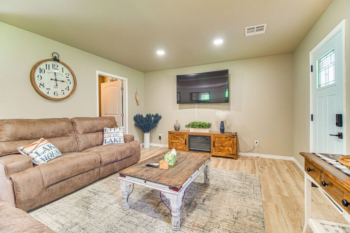 On-site Lake Access: Pet-friendly Vinita Home
