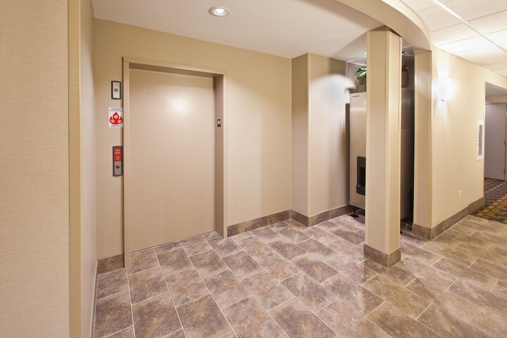Ballroom/Hall 35 of 37