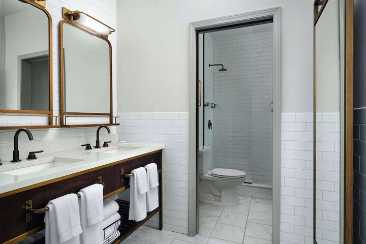 Hotel Phillips Kansas City Curio Collection by Hilton