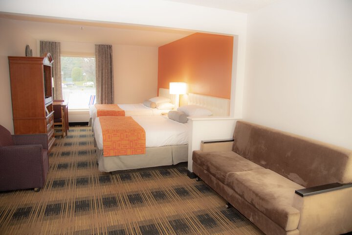 Howard Johnson Hotel & Suites by Wyndham Allentown / Dorney