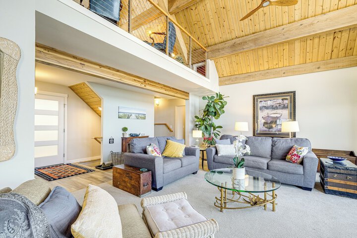 Bayfront Home w / Private Beach in Poulsbo!