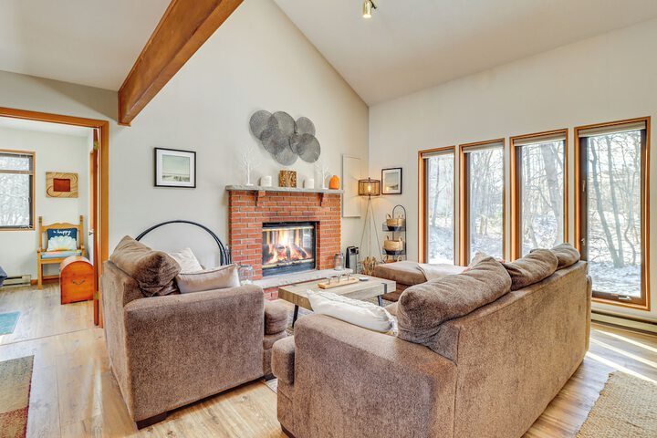Private Spa Fire Pit & Deck: Poconos Home!