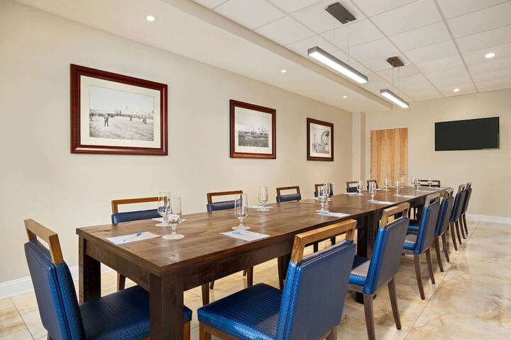 Wyndham Newport Hotel