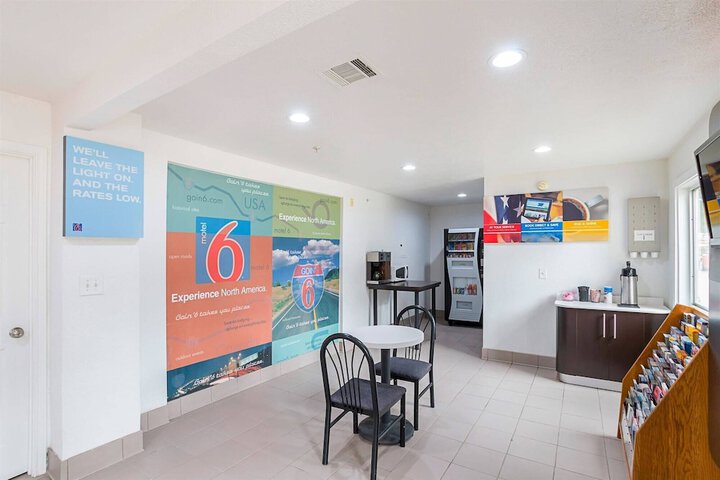 Motel 6 Grand Prairie TX - Near Six Flags Drive